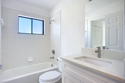 Condo in Bradenton, Florida, 2 bedrooms № 2218030 - photo 18