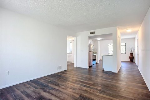 Condo in Bradenton, Florida, 2 bedrooms № 2218030 - photo 13