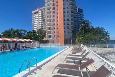 Condominio en Miami, Florida, 1 dormitorio  № 2012608