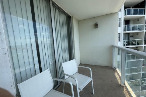 Condominio en venta en Miami, Florida, 1 dormitorio, 79.99 m2 № 2012608 - foto 4