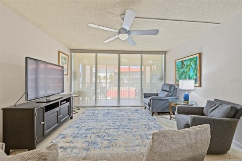 Condo in Redington Shores, Florida, 2 bedrooms  № 2393868 - photo 23