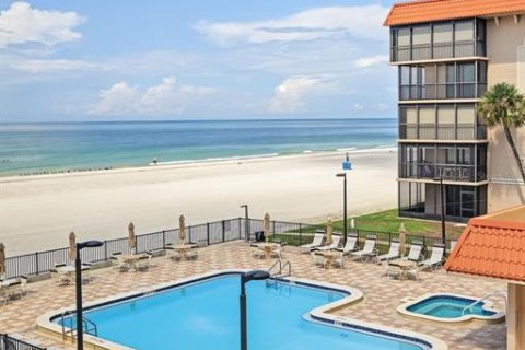 Condo in Redington Shores, Florida, 2 bedrooms  № 2393868 - photo 13