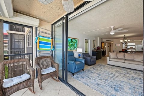 Condo in Redington Shores, Florida, 2 bedrooms  № 2393868 - photo 15