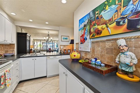 Condo in Redington Shores, Florida, 2 bedrooms  № 2393868 - photo 28