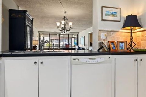 Condo in Redington Shores, Florida, 2 bedrooms  № 2393868 - photo 29