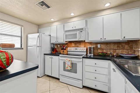 Condo in Redington Shores, Florida, 2 bedrooms  № 2393868 - photo 26