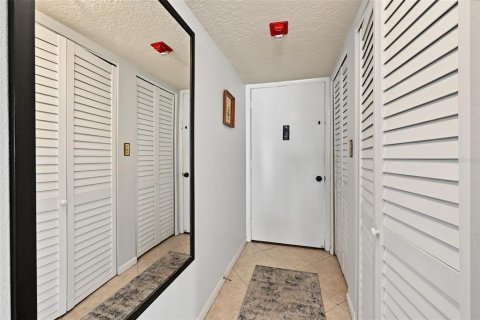Condo in Redington Shores, Florida, 2 bedrooms  № 2393868 - photo 4