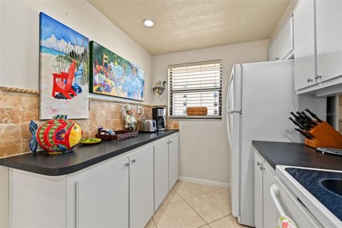 Condo in Redington Shores, Florida, 2 bedrooms  № 2393868 - photo 27