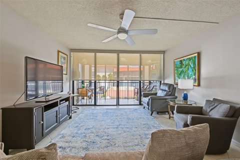 Condo in Redington Shores, Florida, 2 bedrooms  № 2393868 - photo 22