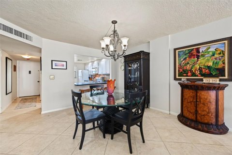 Condo in Redington Shores, Florida, 2 bedrooms  № 2393868 - photo 5