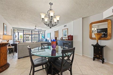 Condo in Redington Shores, Florida, 2 bedrooms  № 2393868 - photo 7