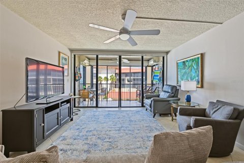Condo in Redington Shores, Florida, 2 bedrooms  № 2393868 - photo 21