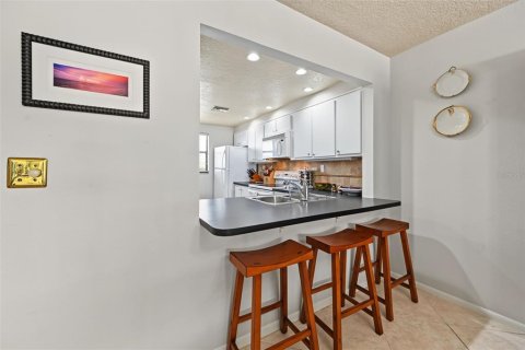 Condo in Redington Shores, Florida, 2 bedrooms  № 2393868 - photo 24