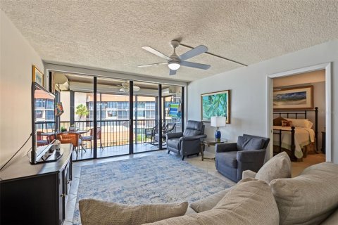 Condo in Redington Shores, Florida, 2 bedrooms  № 2393868 - photo 17