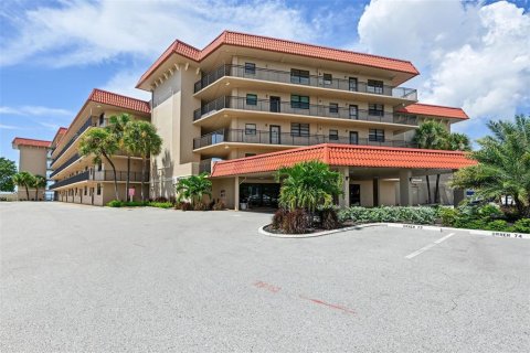 Condo in Redington Shores, Florida, 2 bedrooms  № 2393868 - photo 3