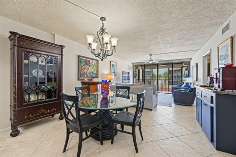 Condo in Redington Shores, Florida, 2 bedrooms  № 2393868 - photo 8