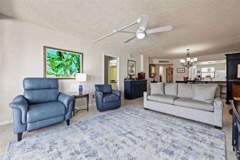 Condo in Redington Shores, Florida, 2 bedrooms  № 2393868 - photo 19