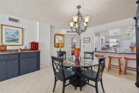 Condo in Redington Shores, Florida, 2 bedrooms  № 2393868 - photo 6