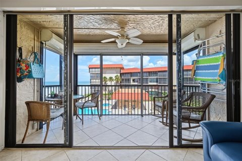 Condo in Redington Shores, Florida, 2 bedrooms  № 2393868 - photo 10