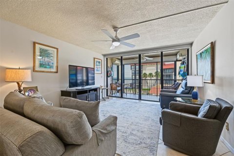 Condo in Redington Shores, Florida, 2 bedrooms  № 2393868 - photo 9