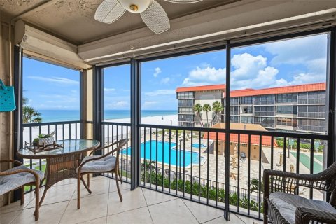 Condo in Redington Shores, Florida, 2 bedrooms  № 2393868 - photo 12
