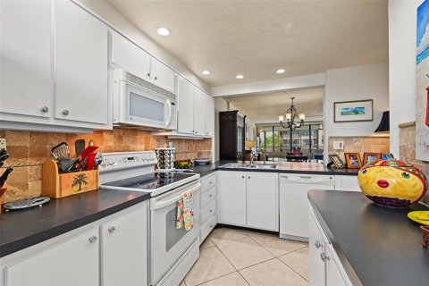 Condo in Redington Shores, Florida, 2 bedrooms  № 2393868 - photo 30