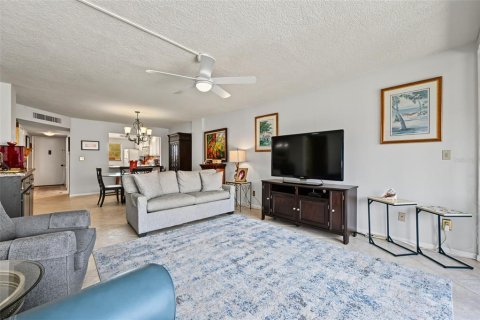 Condo in Redington Shores, Florida, 2 bedrooms  № 2393868 - photo 20