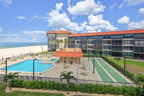 Condo in Redington Shores, Florida, 2 bedrooms  № 2393868 - photo 11