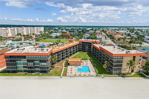 Condo in Redington Shores, Florida, 2 bedrooms № 2393868