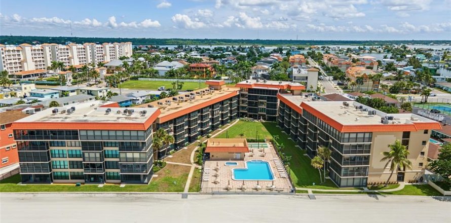 Condo in Redington Shores, Florida, 2 bedrooms  № 2393868
