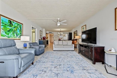 Condo in Redington Shores, Florida, 2 bedrooms  № 2393868 - photo 18