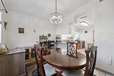 House in Tampa, Florida 3 bedrooms, 113.71 sq.m. № 1805717 - photo 9