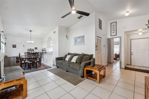 House in Tampa, Florida 3 bedrooms, 113.71 sq.m. № 1805717 - photo 6