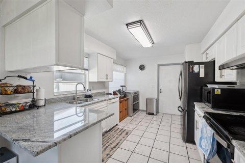 House in Tampa, Florida 3 bedrooms, 113.71 sq.m. № 1805717 - photo 10