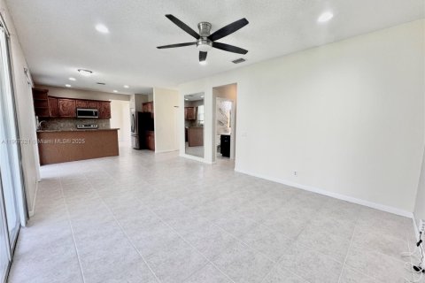 Снять в аренду виллу или дом в Уэстон, Флорида 4 спальни, 206.24м2, № 1963658 - фото 9