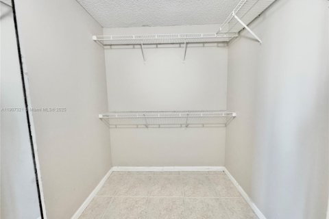 Снять в аренду виллу или дом в Уэстон, Флорида 4 спальни, 206.24м2, № 1963658 - фото 25