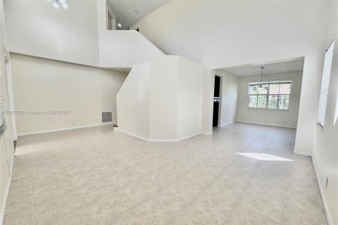 Снять в аренду виллу или дом в Уэстон, Флорида 4 спальни, 206.24м2, № 1963658 - фото 2