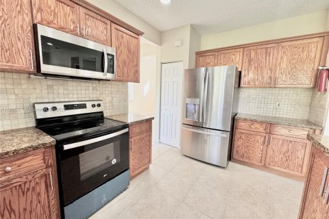 Снять в аренду виллу или дом в Уэстон, Флорида 4 спальни, 206.24м2, № 1963658 - фото 7