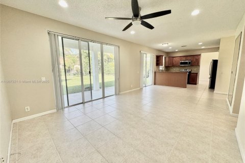 Снять в аренду виллу или дом в Уэстон, Флорида 4 спальни, 206.24м2, № 1963658 - фото 8