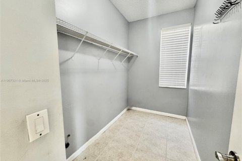 Снять в аренду виллу или дом в Уэстон, Флорида 4 спальни, 206.24м2, № 1963658 - фото 12