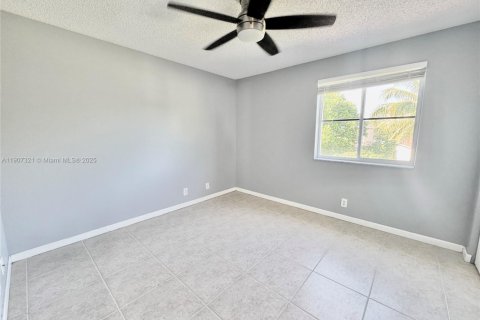 Снять в аренду виллу или дом в Уэстон, Флорида 4 спальни, 206.24м2, № 1963658 - фото 18