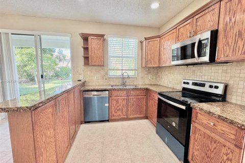 Снять в аренду виллу или дом в Уэстон, Флорида 4 спальни, 206.24м2, № 1963658 - фото 5