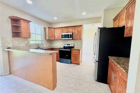 Снять в аренду виллу или дом в Уэстон, Флорида 4 спальни, 206.24м2, № 1963658 - фото 6