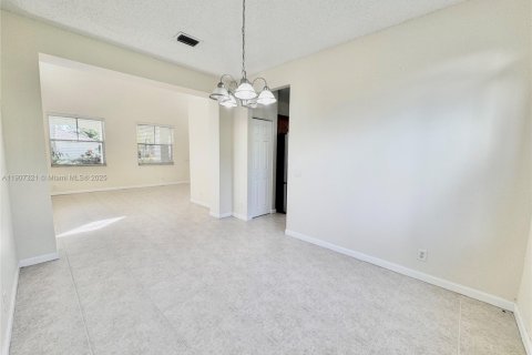 Снять в аренду виллу или дом в Уэстон, Флорида 4 спальни, 206.24м2, № 1963658 - фото 10