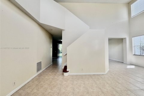 Снять в аренду виллу или дом в Уэстон, Флорида 4 спальни, 206.24м2, № 1963658 - фото 3