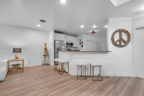 Снять в аренду таунхаус в Дания-Бич, Флорида 3 спальни, 246.93м2, № 1971982 - фото 10