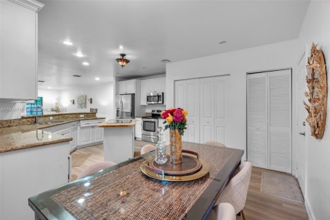 Снять в аренду таунхаус в Дания-Бич, Флорида 3 спальни, 246.93м2, № 1971982 - фото 13