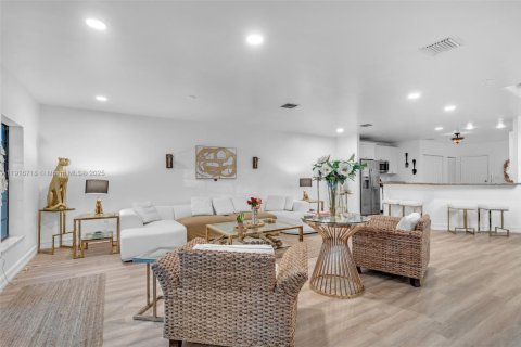 Снять в аренду таунхаус в Дания-Бич, Флорида 3 спальни, 246.93м2, № 1971982 - фото 6