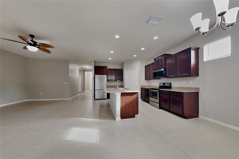 Villa ou maison à louer à Spring Hill, Floride: 4 chambres, 192.96 m2 № 2433294 - photo 2