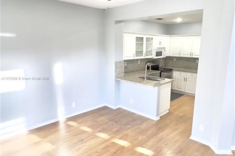 Touwnhouse à louer à Coral Springs, Floride: 3 chambres, 150.78 m2 № 1980815 - photo 12